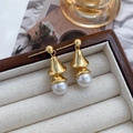 Detailansicht der vergoldeten Perlenohrringe in Glockenform auf einem edlen Schmucktablett - Gold (A0624B)