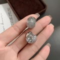 Detail von Pavé-Zirkonia-Creolen mit Bienenstock-Metallrückseite für zusätzlichen Glanz - 24K / Silber (A0633B)
