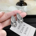 Detalle de pendientes minimalistas de plata con perlas blancas y chapado en oro de 24K - 24K / Plata (A0621B)