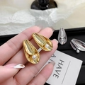 Detalle de pendientes de perlas en forma de gota con acabados en oro 24K y plata - 24K / Dorado (A0621B)