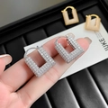 Vue macro de boucles d'oreilles géométriques en argent avec micro-pavage de zircons blancs - 24K / Argent (A0635A)