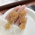 Nahaufnahme von dreischichtigen hohlen Spiralblüten-Ohrringen in poliertem Gold - Gold (A0620B)