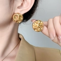Detalle de pendientes de botón de cúpula cóncava irregular chapados en oro 18k - Grande (A0216B) / Dorado