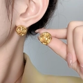 Detalle de pendientes de esfera cóncava chapados en oro de 18K con superficie texturizada - Pequeño (A0629C) / Dorado