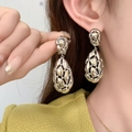 Orecchini a frangia traforati in argento con design a goccia d'acqua su modella - Argento (A0250A)