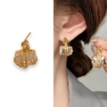 Elegante vergulde oorbellen met een heldere rechthoekige zirkoon en gevlochten metaal - Rechthoekige Zirkonia Oorknopjes (A0236B) / Goud