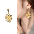 Elegante goldene Blumenohrstecker mit abstrakter Muschelstruktur für Damen als Paar - Gold