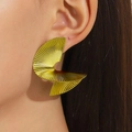 Detalle de pendientes de espiral dorados con pliegues de abanico para un estilo de moda - Oro de 18K / Dorado