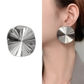 Silberne runde Ohrringe mit radialer Textur und welligem Metallic-Finish für Damen - Silber (YS0262A)