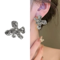 Orecchini a lobo a fiore argento con petali a strati e finitura metallica - Oro 18K / Argento