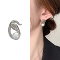 Elegantes pendientes de botón tulipán plateados con perlas blancas y estilo minimal - Tulipán Plateado