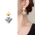 Orecchini geometrici con perno a rombo dorato e pendente quadrato in argento martellato - Bicolore Oro & Argento (A1103-02B)