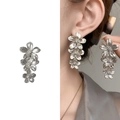 Elegante silberne Ohrringe mit drei Blumen und strukturierter Oberfläche für Damen - Silber