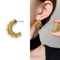 Pendientes de botón en forma de C dorados con textura de remaches punk de moda - Chapado en Oro de 18K / Dorado