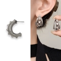 Pendientes punk plateados de triple aro con tachuelas en fondo blanco y con la modelo - Chapado en Oro de 18K / Plateado