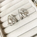 Orecchini geometrici minimalisti in metallo argentato su scatola portagioielli - Argento