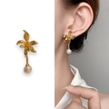 Pendientes de flor dorada con perla blanca mostrados en modelo y en primer plano real - Dorado (A1104-05A)