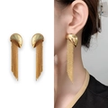 Minimalistische goldene lange Fransenohrringe mit polierten Oberteilen am Modell - Gold (A1102-06B)