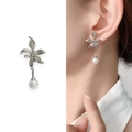 Pendientes de flores plateadas con elegantes perlas blancas colgantes y detalles brillantes - Plata (A1104-05A)