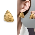 Goldene Dreieck-Ohrstecker mit Wellenstruktur auf weißem Hintergrund und am Modell gezeigt - Gold (0249B)