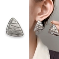 Unregelmäßige silberne Dreiecksohrringe mit minimalistischem Lava-Relief-Finish - Silber (0249B)