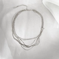 Collana multifilo d'argento a catena serpente con pendente a foglia su seta bianca - Stile Serpente Multistrato Argentato (A1001-03B) / Placcato Platino / Tono Argento / Argento