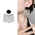 Pendientes de borla estilo bohemio con tachuelas negras y flecos brillantes de circón - Plata (A1104-05C)