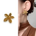 Chique 18K vergulde bloemoorstekers met vintage textuur op Aziatisch model - Goud (A1203-05C)