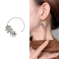 Zilveren bladvormige haakoorbellen met delicate nerfstructuren en een elegant gebogen design - Zilver (A1304-02B)