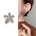 Elegante zilveren bloemknopjes met gepolijste 18k afwerking getoond op model - Zilver (A1203-05C)