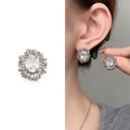Orecchini a perno color argento con zircone ovale e design a filo avvolto su modella - Argento