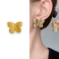 18K vergoldete Schmetterlings-Ohrstecker mit Vintage-Textur auf Weiß und am Modell gezeigt - Gold (A1302-06C)