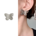 Elegante silberne Schmetterlings-Ohrstecker mit Vintage-Textur auf 18K vergoldetem Kupfer - Silber (A1302-06C)