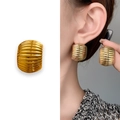 Goldene gerippte C-förmige klobige Metallohrringe mit Vintage-Strukturoberfläche - Gold (A1302-06A)