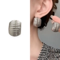Silberne minimalistische C-förmige Ohrringe mit feiner Textur und markantem Metall-Finish - Silber (A1302-06A)