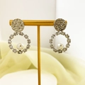 Detalle de pendientes chapados en oro con circonitas y textura de lava martillada - Estilo de Textura de Lava Arrugada (A1301-04A) / Plateado