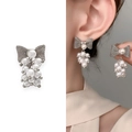 Eleganti orecchini con fiocco a rete d'argento e grappoli di perle pendenti - Argento