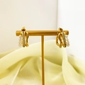 Detail von goldenen mehrlagigen Creolen mit Zirkonias und Perlen am T-Halter - Goldener Stil (A1301-05B) / Gold