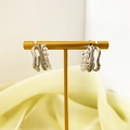 Details von eleganten silbernen Mehrschicht-Ohrringen mit weißen Perlen und Zirkonia-Steinen - Silberner Stil (A1301-05B) / Silber
