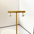 Primo piano di eleganti orecchini di perle bianche tonde con ganci in metallo argento - Gancio in Argento Perla Bianca (10mm) (A0637B)