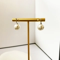 Dettaglio di orecchini di perle bianche eleganti su un supporto per gioielli dorato - Gancio in Argento Perla Bianca (12mm) (A0637B)
