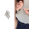 Silberne Quasten-Ohrringe mit Markasit-Zirkonia am Modell und auf weißem Hintergrund - Platinbeschichtetes Kupfer + Zirkon / Silber (A1301-01A)