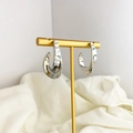 Gepolijste zilveren geometrische U-oorbellen aan een gouden display voor sieraden - Verguld Koper / Zilver (A0637C)