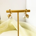 Gedetailleerd beeld van elegante pareloorbellen met 18K goud op een zijden achtergrond - Gouden Parel Hanger Stijl (A0638A) / Koper Echt Goud Verguld + Namaakparel + Zirkonia