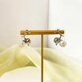 Detail van 18K vergulde oorbellen met kristallen inleg en elegante witte parels - Zilveren Parel Hanger Stijl (A0638A) / Koper Echt Goud Verguld + Namaakparel + Zirkonia