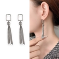 Zilveren ketting kwastje oorbellen met geometrische vierkante ringen op een model - Verguld Koper / Zilver (A1204-04B)