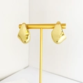 Makro-Detail von goldenen geometrischen Creolen mit polierten Facetten auf einem Ständer - Gold (A0533A)