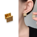 Vierkante gouden oorringen met zirkonia gedragen door een model en in productaanzicht - Goud (A0529A)