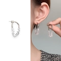 Boucles d'oreilles créoles argentées minimalistes avec zircons blancs sur le mannequin - Argent (A0540A)
