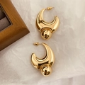 Detailopname van grove gouden C-vormige oorringen met grote gepolijste metalen bollen - Verguld Koper / Gouden Stijl (A1202-03B)